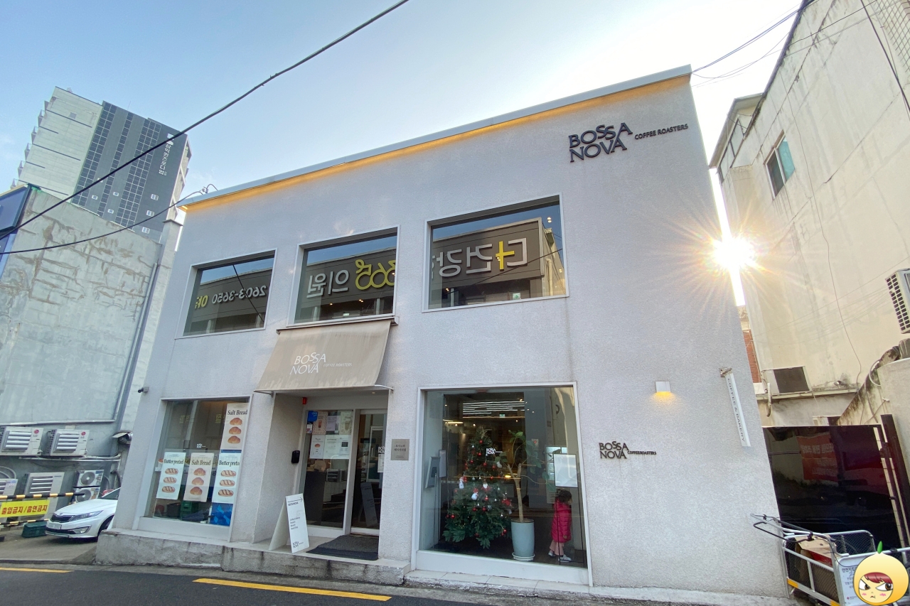 신정네거리역 근처에 있는 보사노바 베이커리랩 외관 전경
