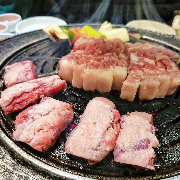 생방송투데이 서대문 연희동 삼천 번의 수제 칼집 삼겹살 맛집