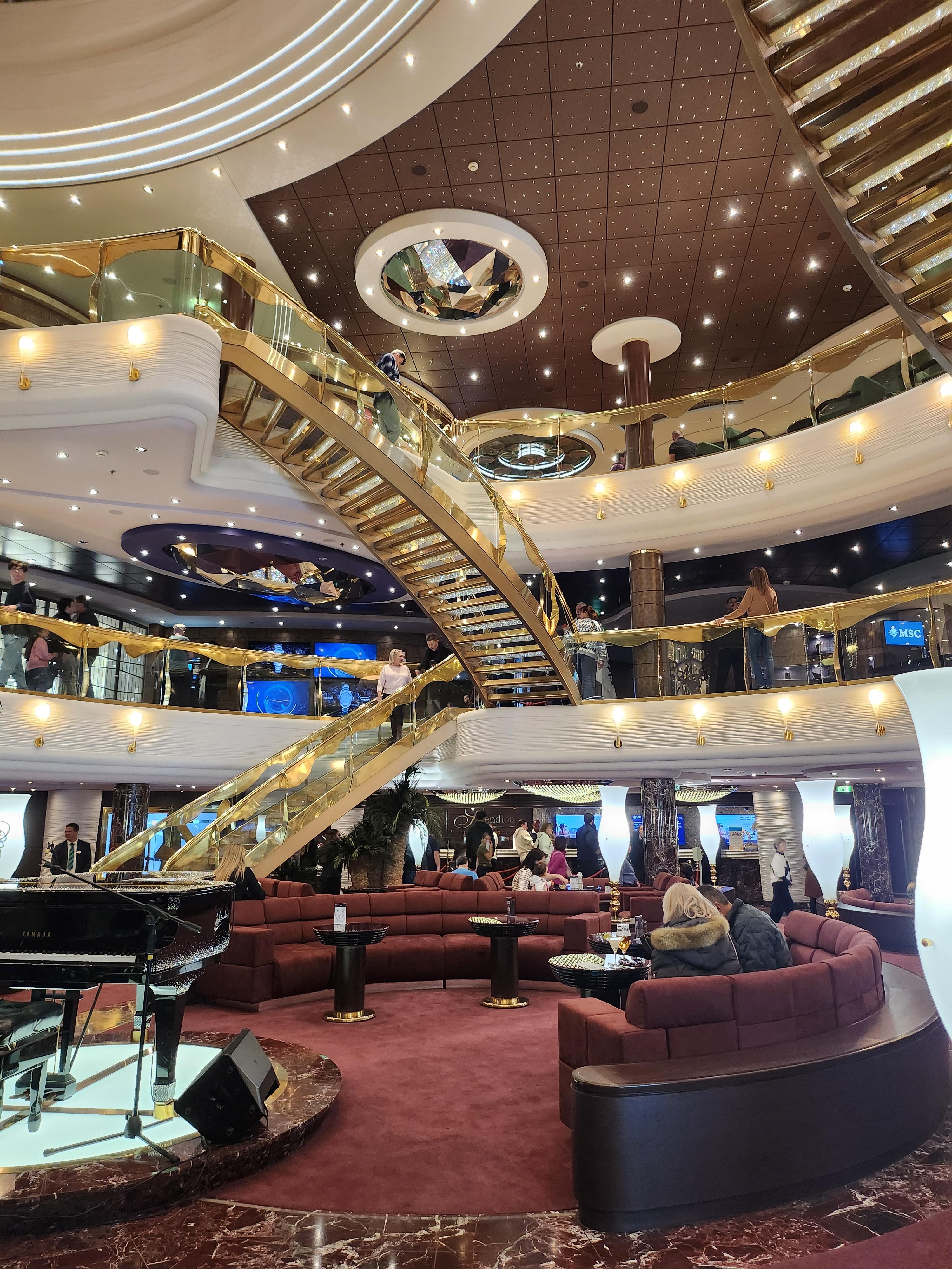 크루즈 화려한 내부