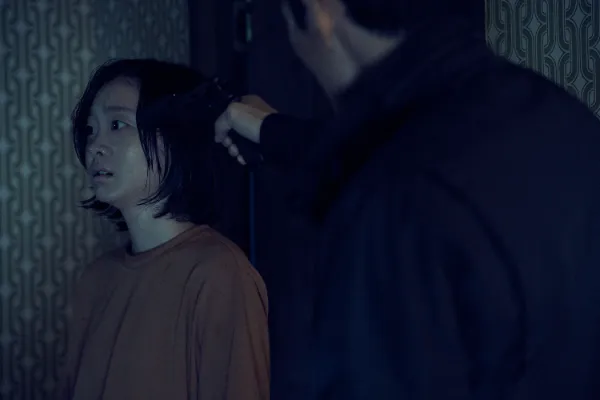 자윤(김다미) 집에 침입한 수상한 자들