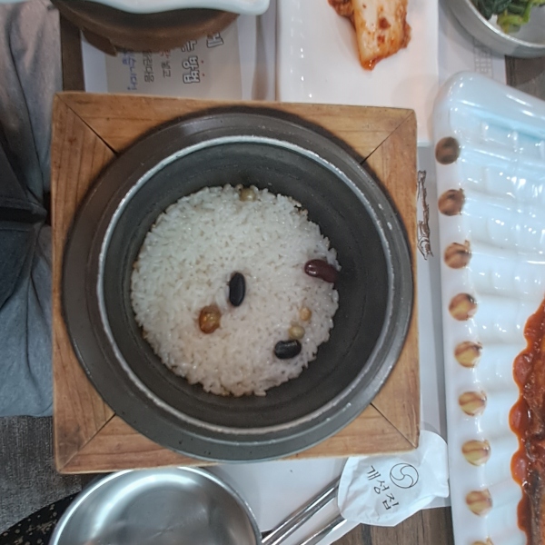 솥 안에 밥이 담겨 있습니다.