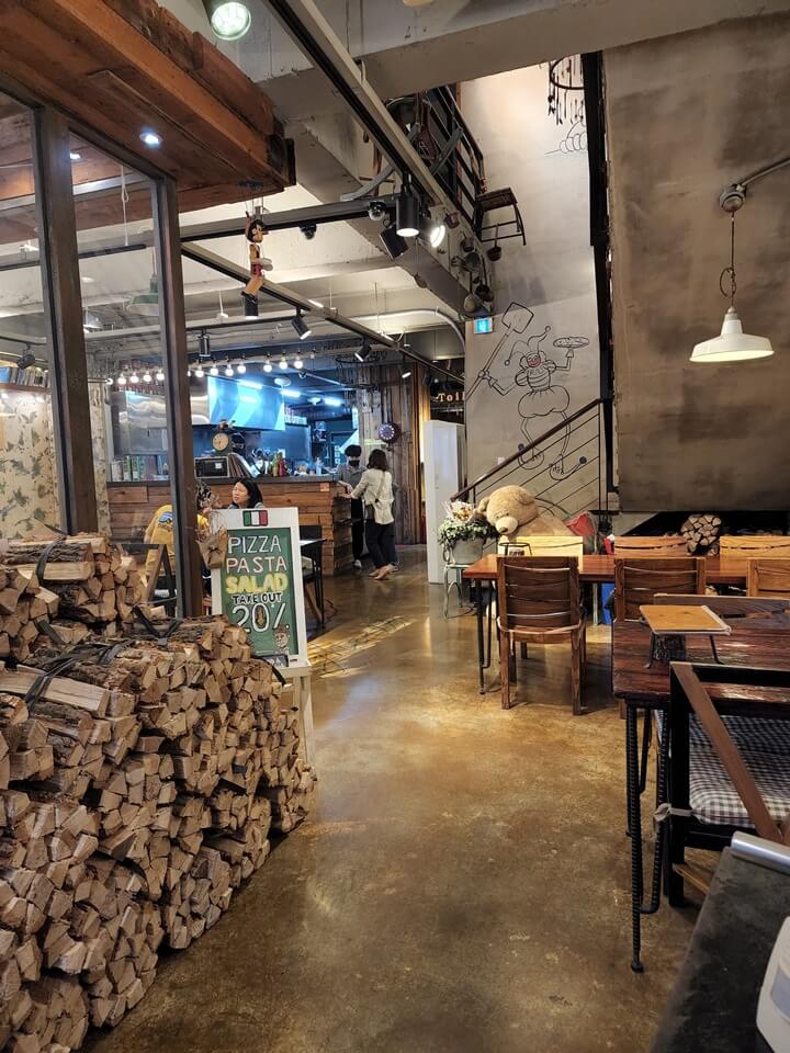 왼쪽에 장작이 많이 쌓여져 있음