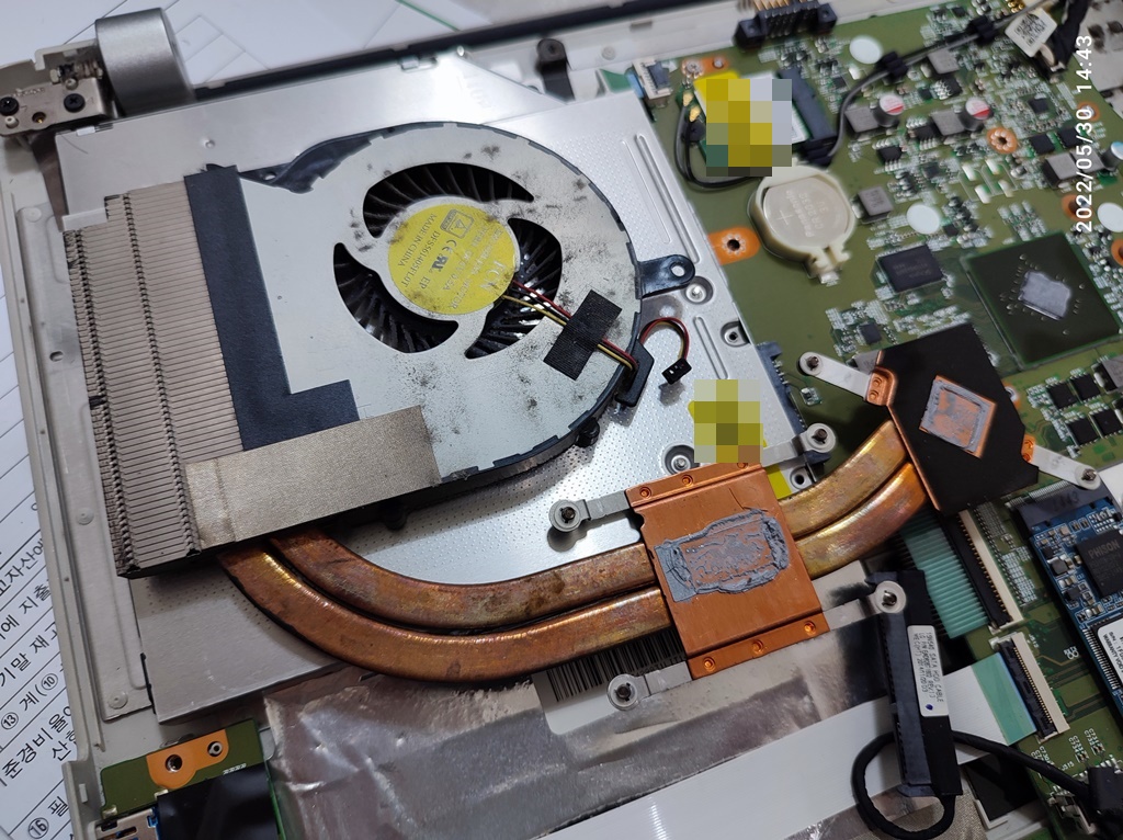 방열판 분리 후 청소 준비 중