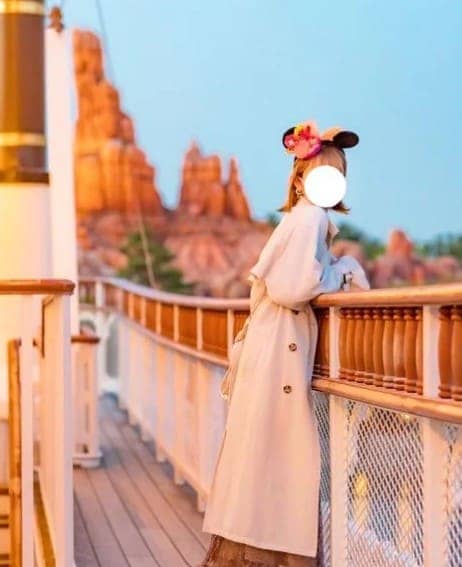 배 갑판에 기대고 있는 여성 사진