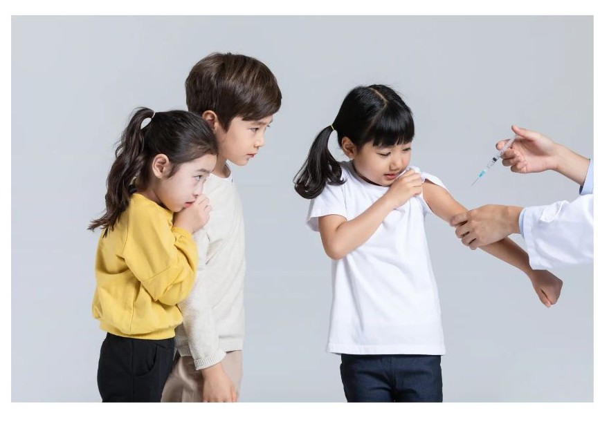 아이가 주사 맞는 이미지
