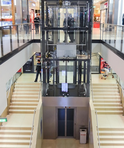 공공기관 엘리베이터 이용 환경을 촬영한 이미지다