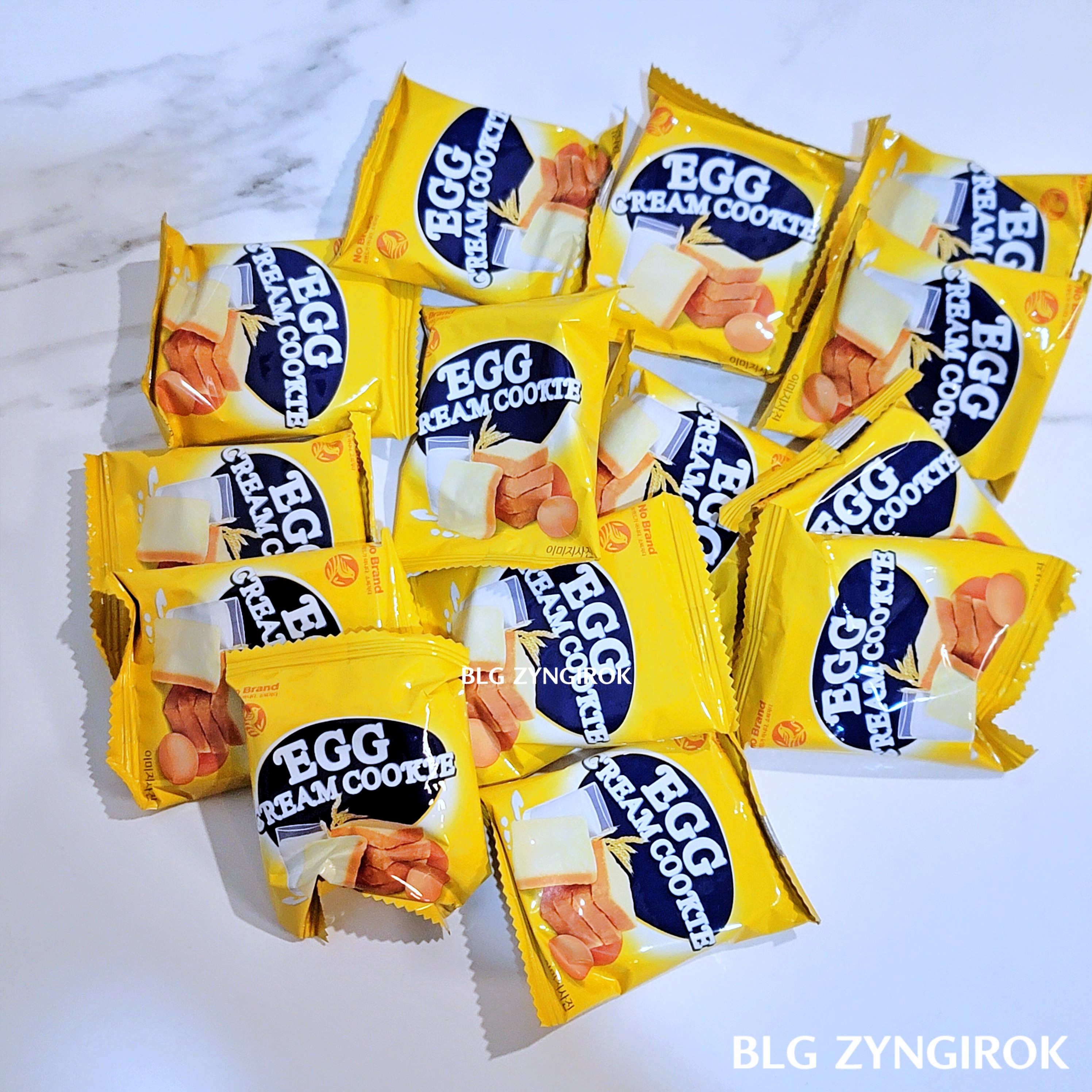 노브랜드 에그크림쿠키 14개 낱개들이 테이블 위에 쌓여있다.
