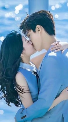 푸른-유니폼을-입은-남여가-바닷가에서-깊게-키스하는-모습