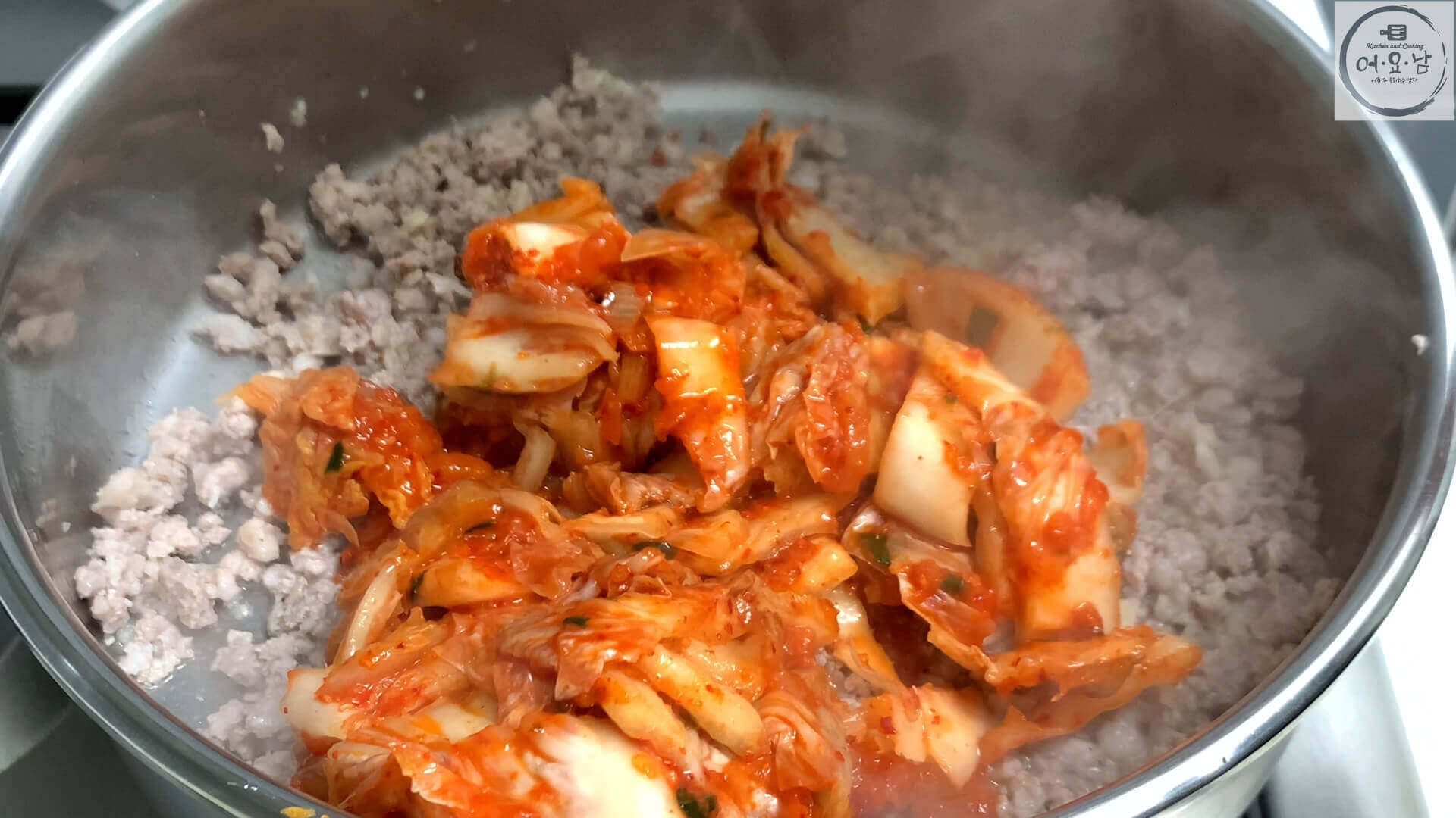 콩비지찌개_돼지고기볶기_신김치넣기