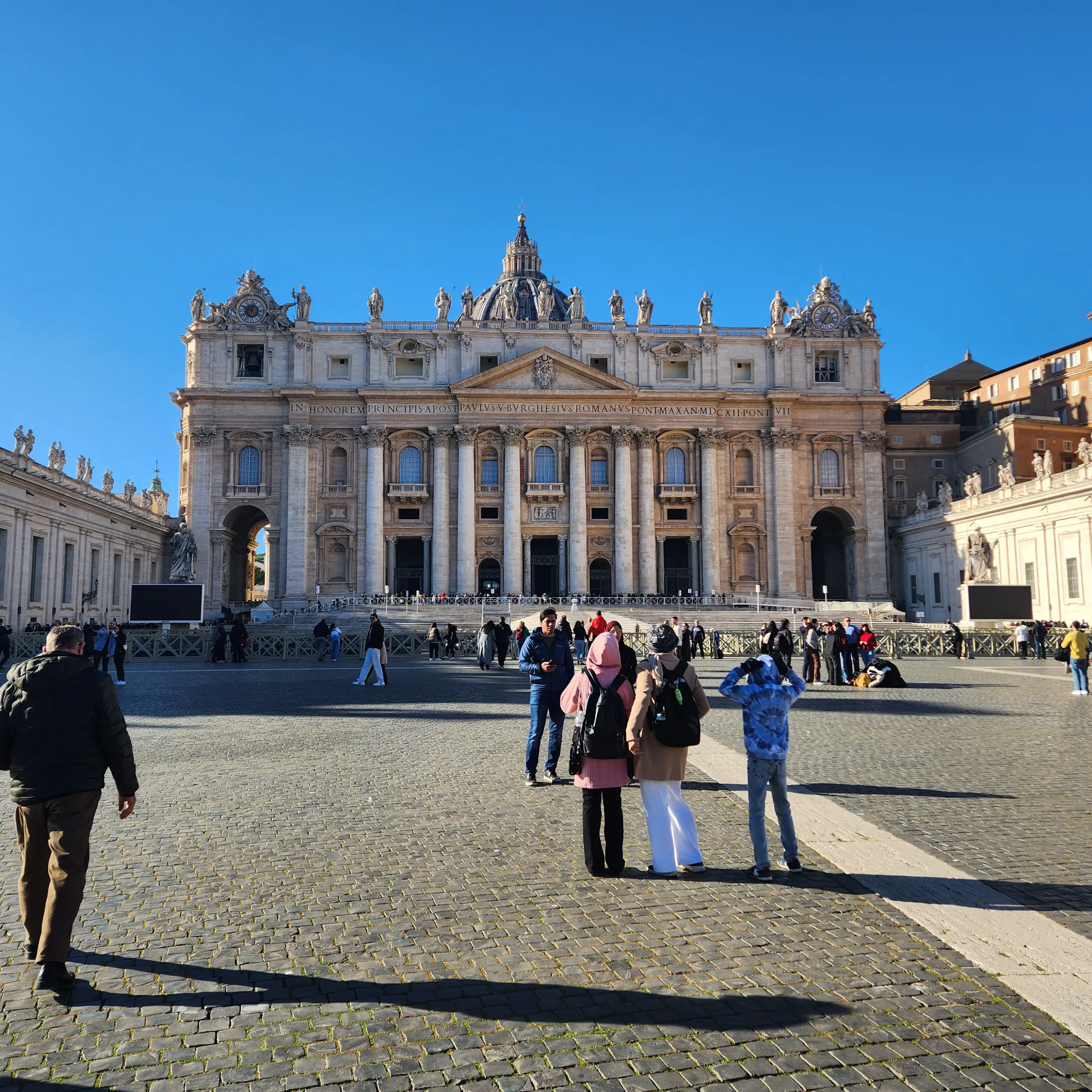 바티칸-대성당-앞-사진찍는-사람들