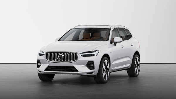 2025 볼보 XC60 하이브리드 연비와 성능의 완벽한 조화