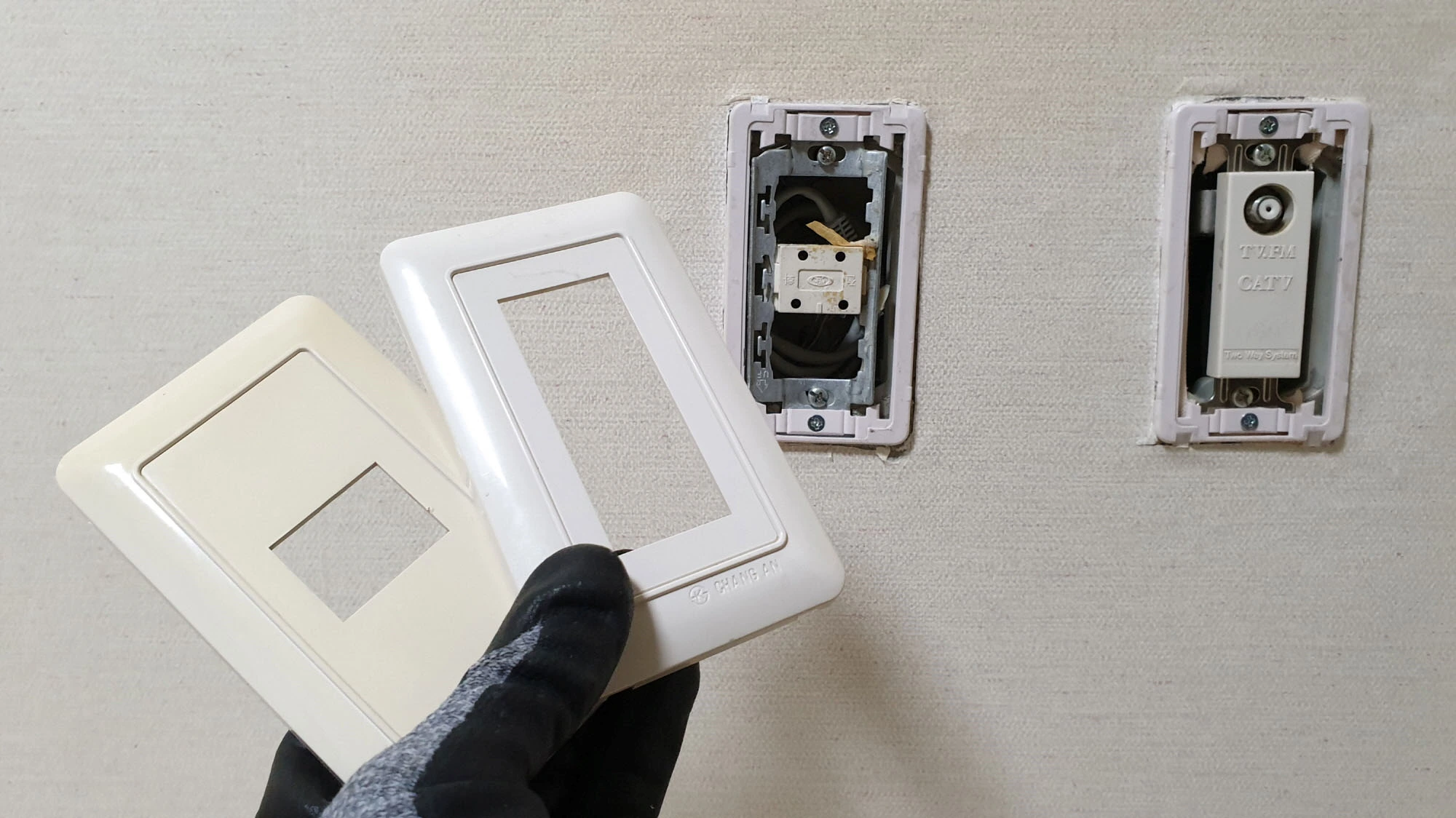 벽면 단자 커버 열린 모습