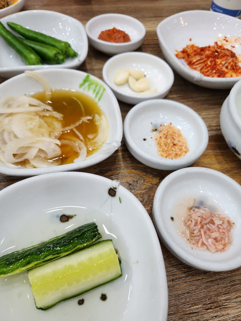 순대 전골의 반찬들