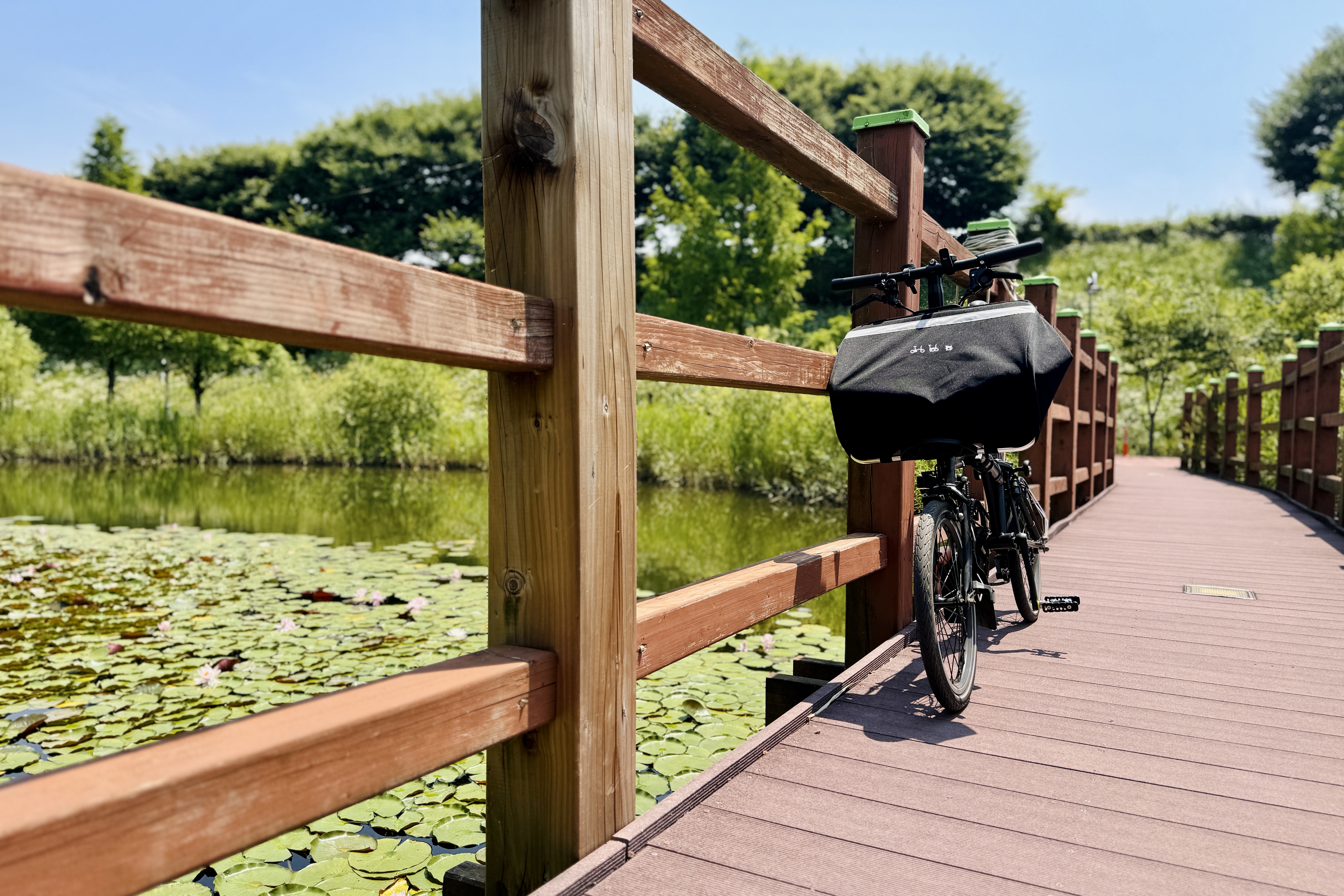 연못 위 브롬톤