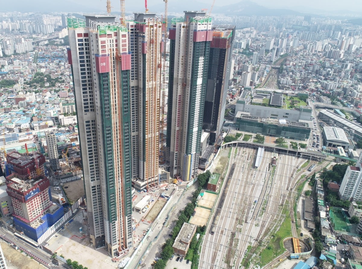 지난 2022년 청량리 4구역을 재개발해 들어선 청량리역 롯데캐슬SKY-L65 건설 장면.