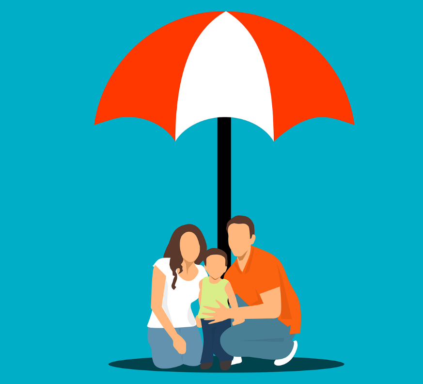 암보험 필요한 경우 : 가족이 우산을 쓰고 있는 그림