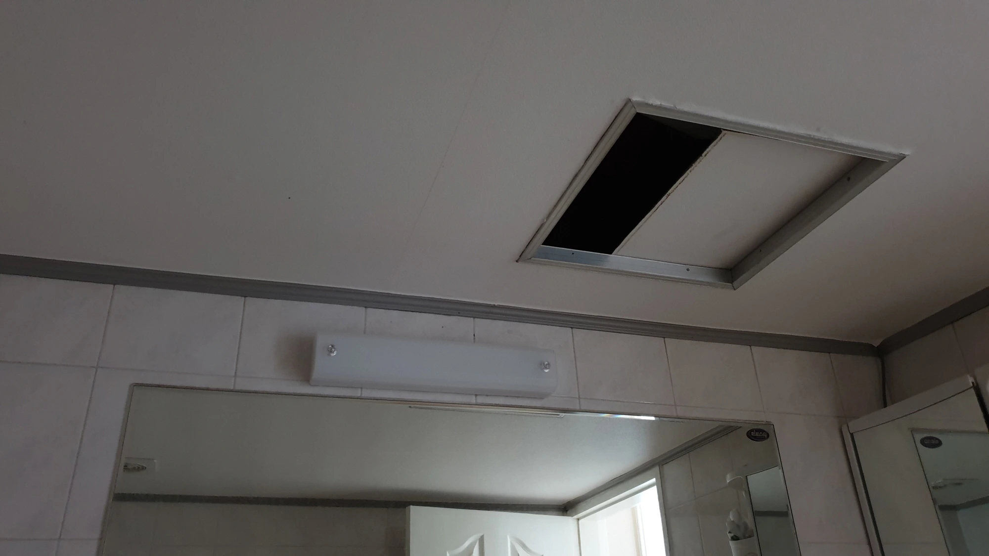 화장실 천장 보는 방법