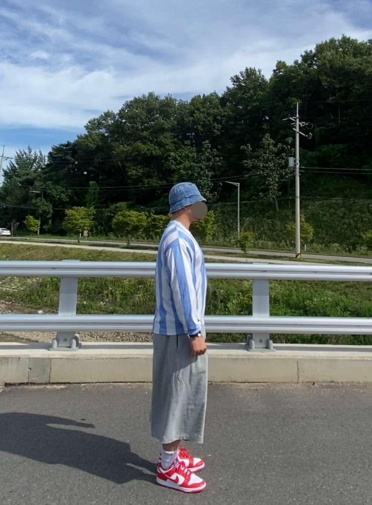 데일리룩('26. 7. 11.)루오에스펙 데님버킷햇 벙거지, 필루미네이트 아르헨티나 스트라이프티셔츠, 무신사스탠다드 버뮤다팬츠, 나이키 양말, 나이키 덩크로우 레트로 유니버시티레드