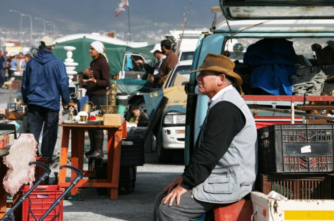 중고마켓에서 물건을 파는 사람들