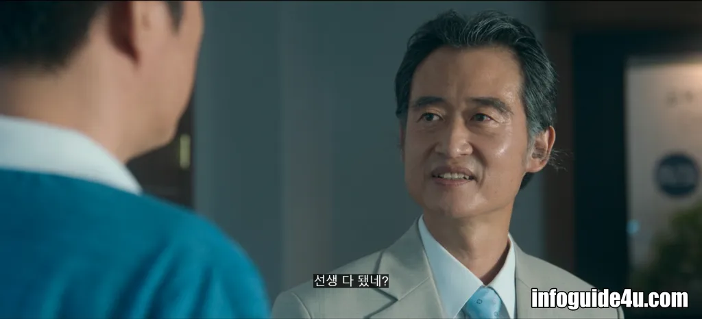 봉석의 반 담임 교사인 일환을 보며 비웃는 학교장 래혁