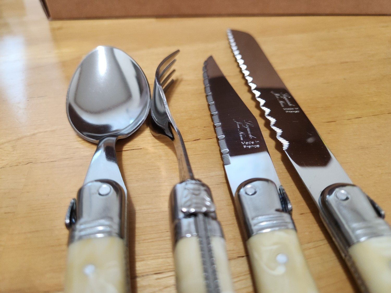 칼 몸에 "Made in France" 문구가 각인되어 있다.