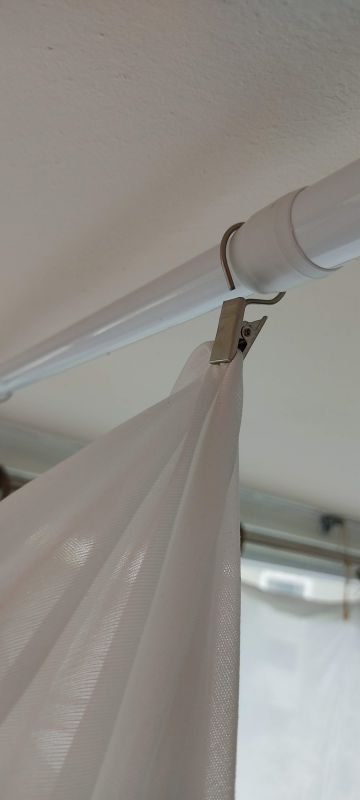 집게 고리로 하얀천을 고정해 준 모습