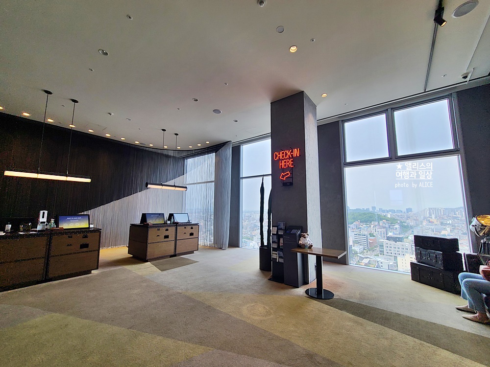 L7 홍대 바이 롯데 루프탑 수영장, 체크인, 블루 루프 라운지 & 비즈니스 센터 후기