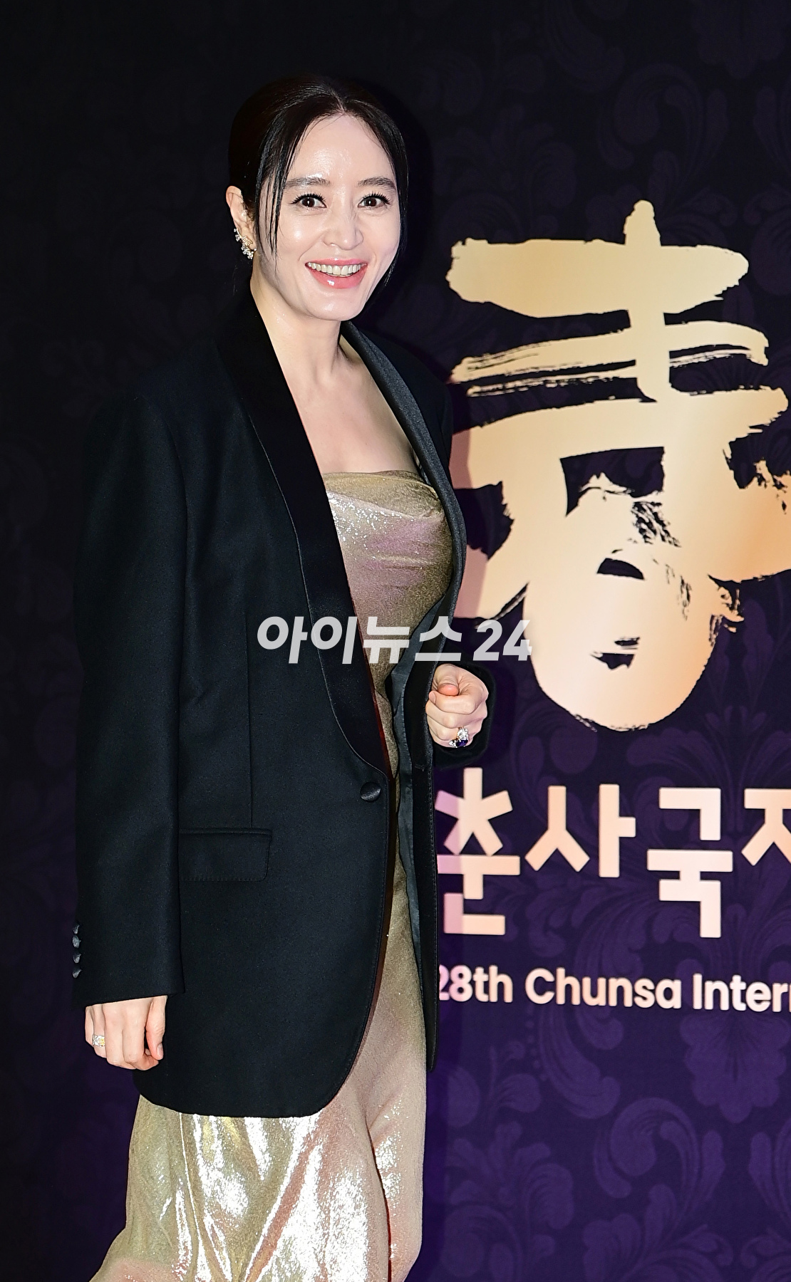 배우 김혜수가 7일 오후 서울 강남구 논현동 건설회관 비스타홀에서 열린 '28회 춘사국제영화제' 시상식에 참석하고 있다. [사진=정소희 기자]