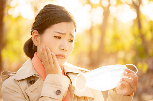 피부를 만지는 여성