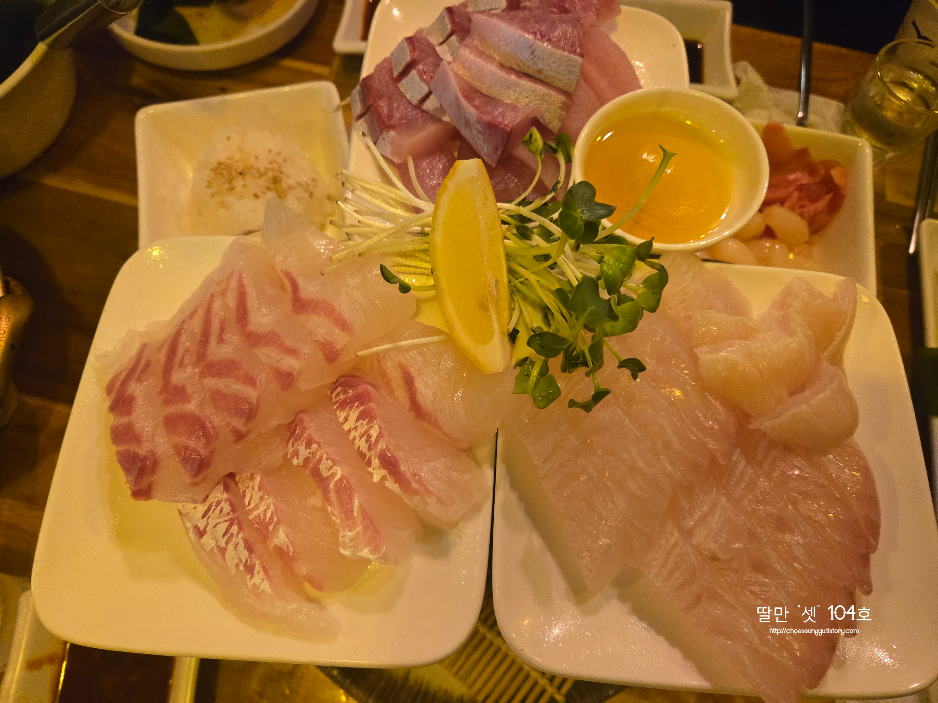 봉우리처럼 정갈하게 담겨 나온 자연산 모둠 사시미 3봉