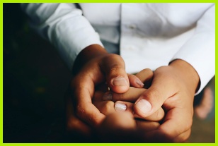 마주 잡은 두 손