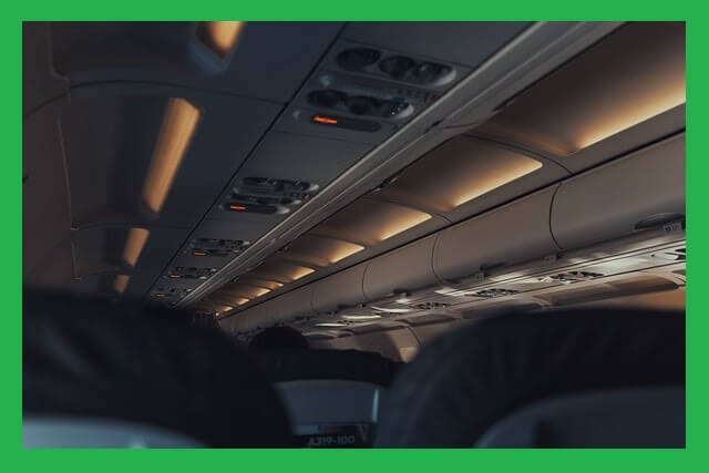 불꺼진-비행기-좌석-전경