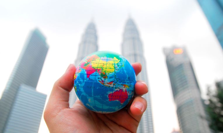 지구본을 들고 있는 모습