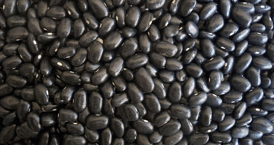 검은콩이 수북히 쌓여 있다