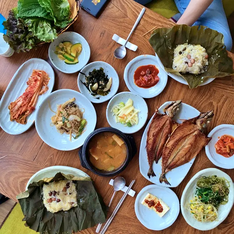 투데이 맛있는 메뉴 밥이보약 건강밥상 연잎밥에 흑돼지 제육볶음 쌈밥 맛있는 식당 추천 부산 장전동 부산대역 맛집