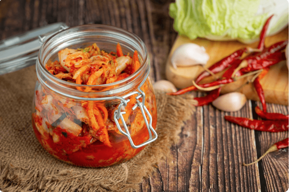 새로 담은 김치를 병에 담아 놓은 모습