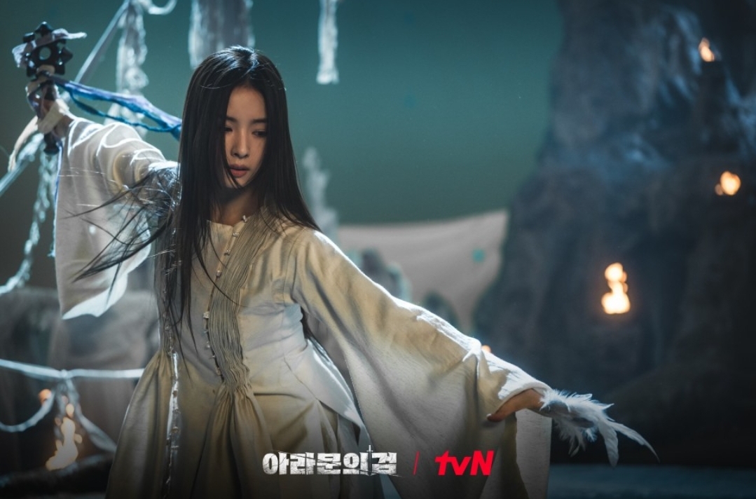 타곤에 의해 억울하게 죽은 영혼들을 위한 올림사니를 하는 탄야