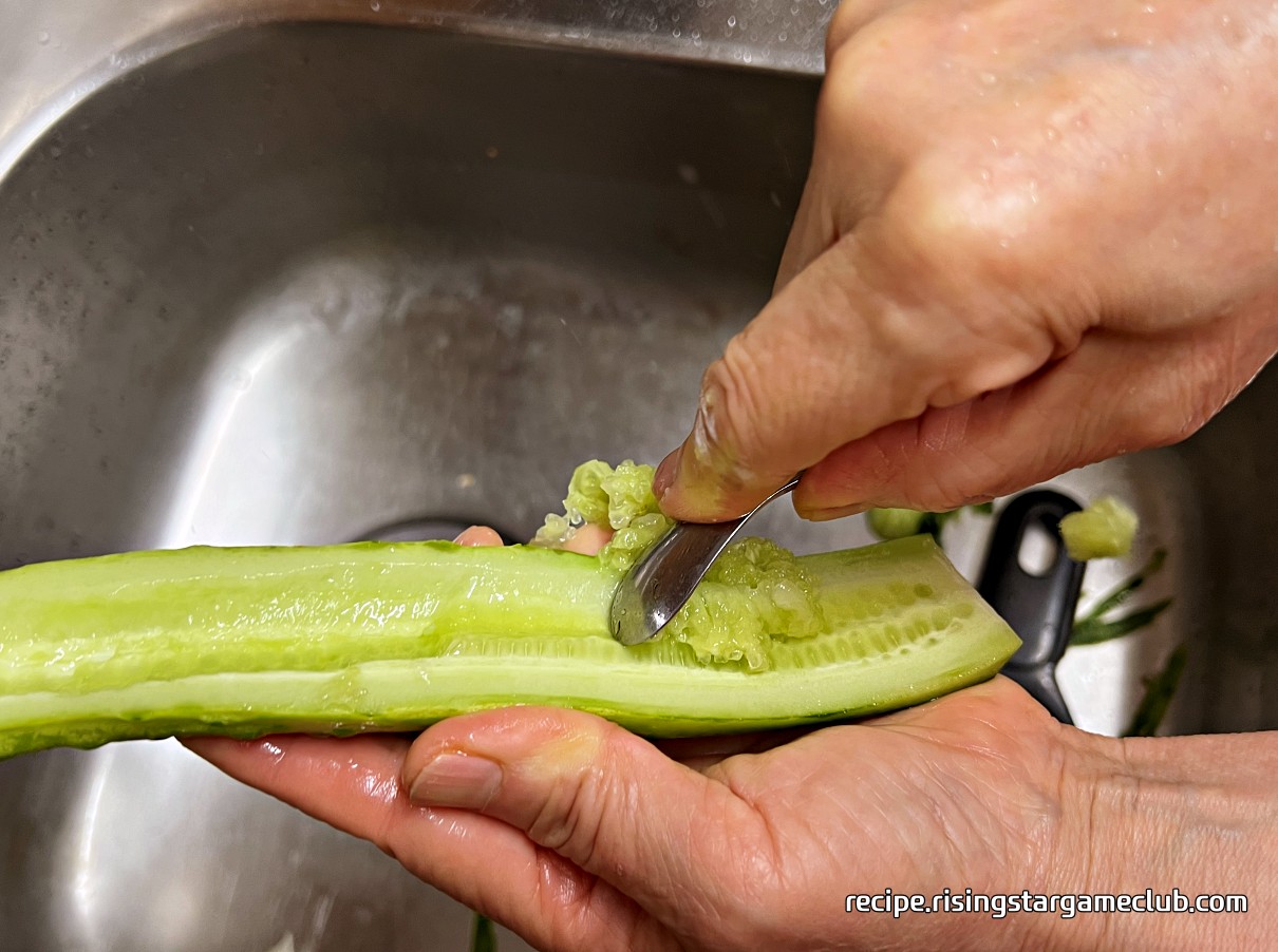 도라지 무침을 위해 오이 씨를 제거하는 사진