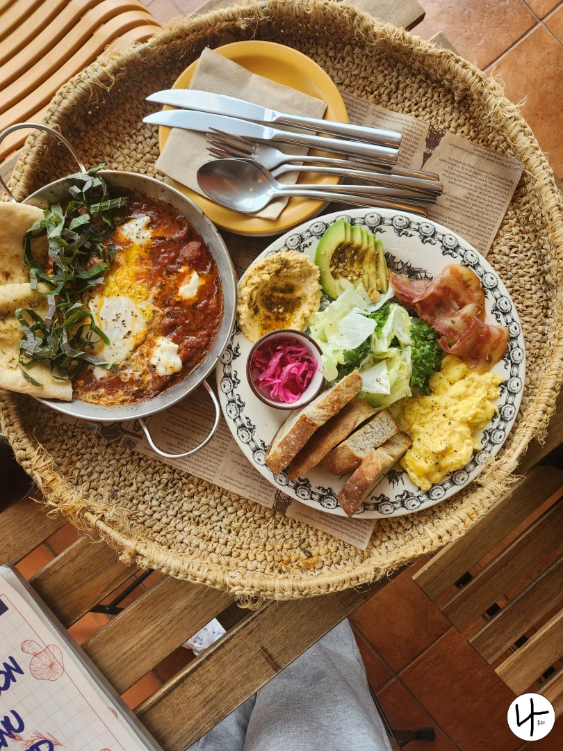 기본-브런치와-샥슈카