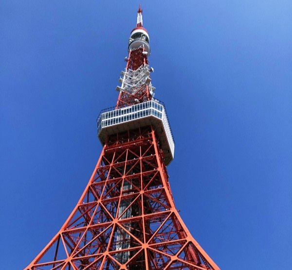 맑은하늘-높게솟아있는-철탑