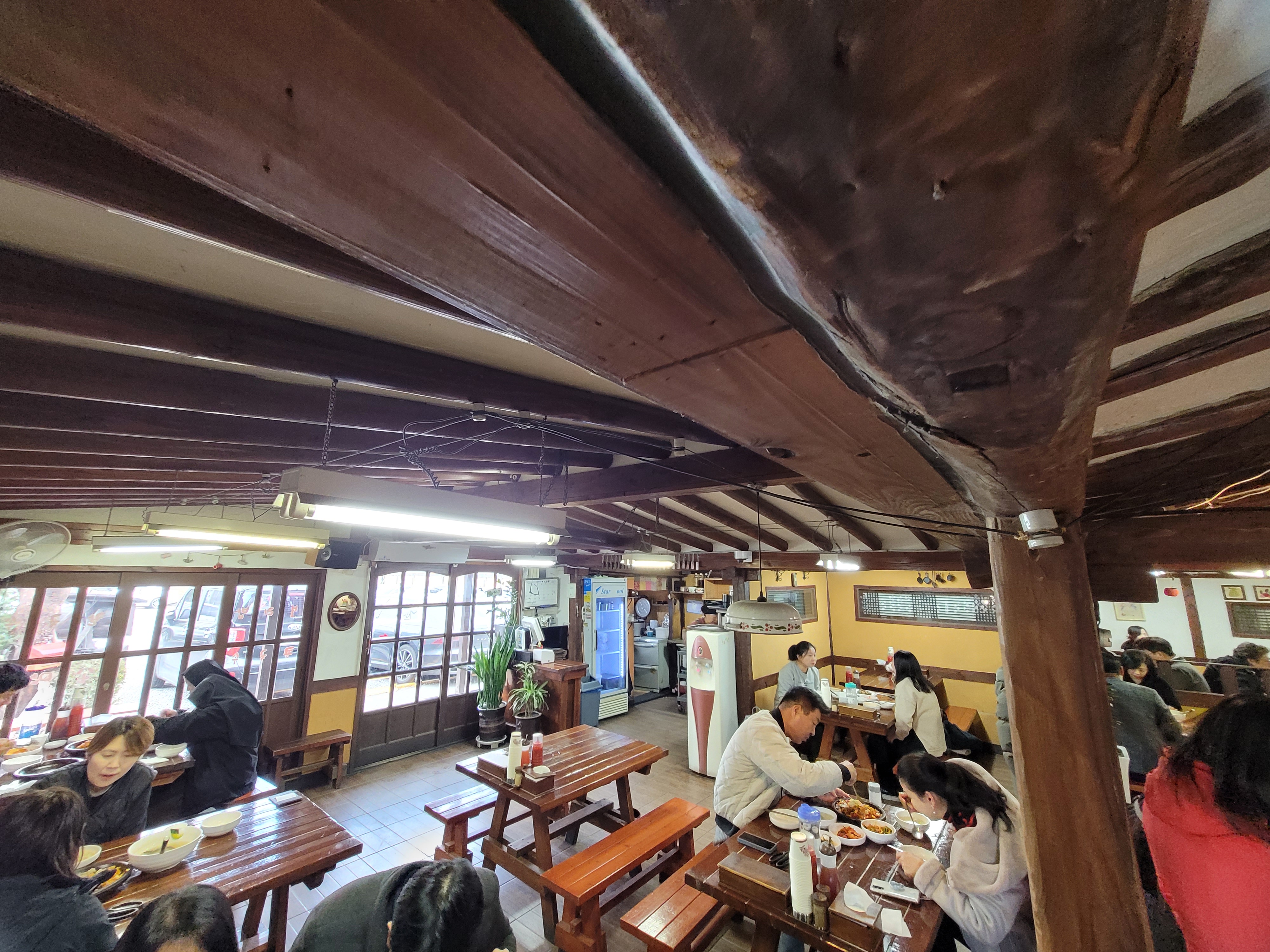 실내 풍경. 식사하는 사람들