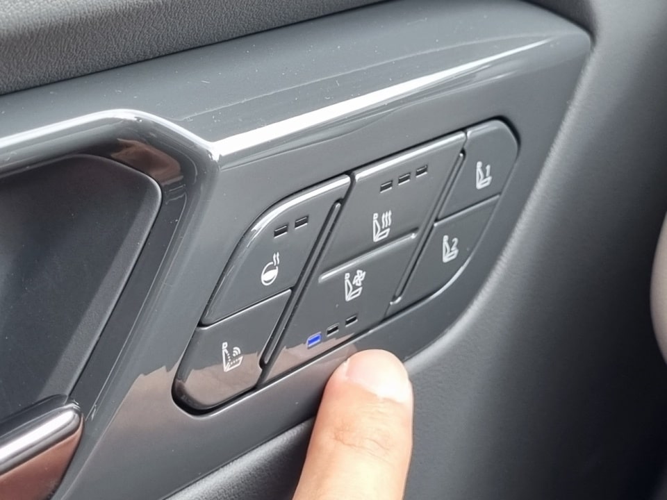 EV9 시트 열선 및 통풍은 도어 트림에 붙습니다.