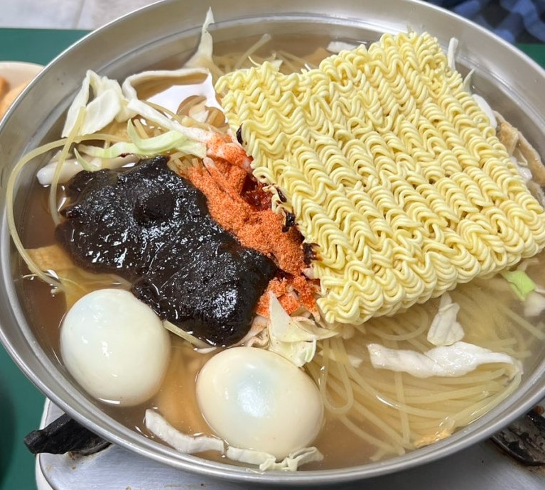 보기만 해도 맛있을 것 같은 엣날 향수를 자극하는 즉석 떡볶이