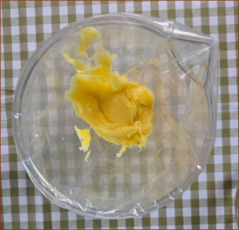 반죽을 짤주머니에 담은 모습의 이미지