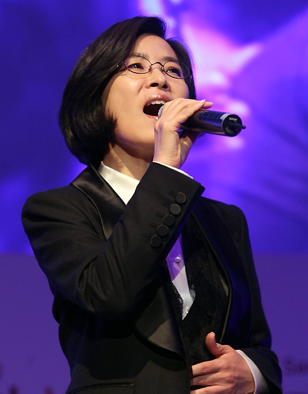 이선희 노래하는 모습.