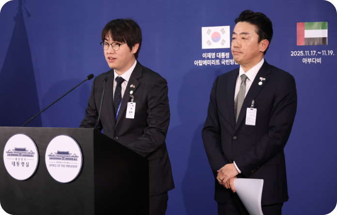 하정우 AI미래기획수석이 18일 아랍에미리트(UAE) 아부다비 한 호텔의 한국프레스센터에서 강훈식 비서실장의 이재명 대통령 전략경제협력 특사 성과 관련 브리핑에 이어 설명하고 있다. [사진=연합뉴스]