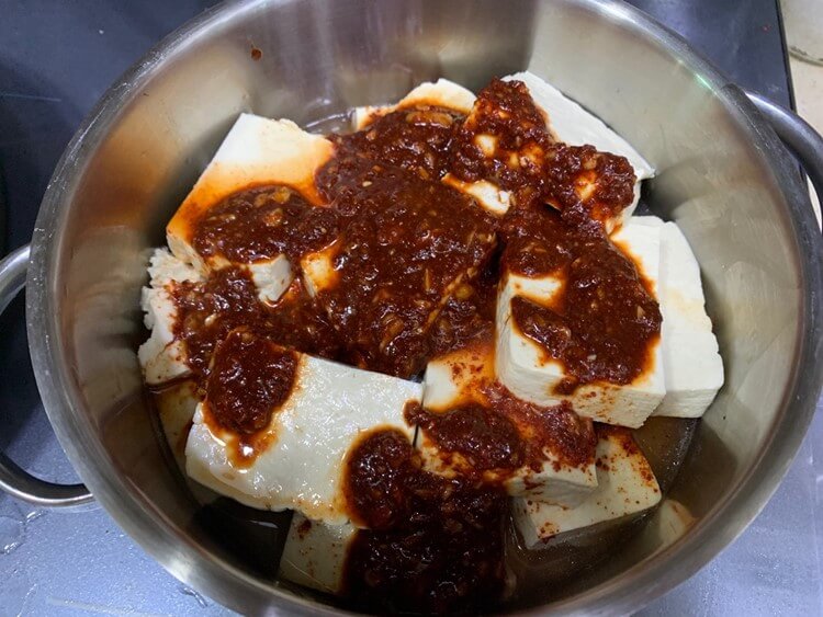 두부 위에 양념장 올린 사진