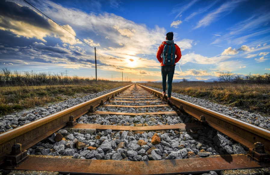 배낭여행 떠나는 청년