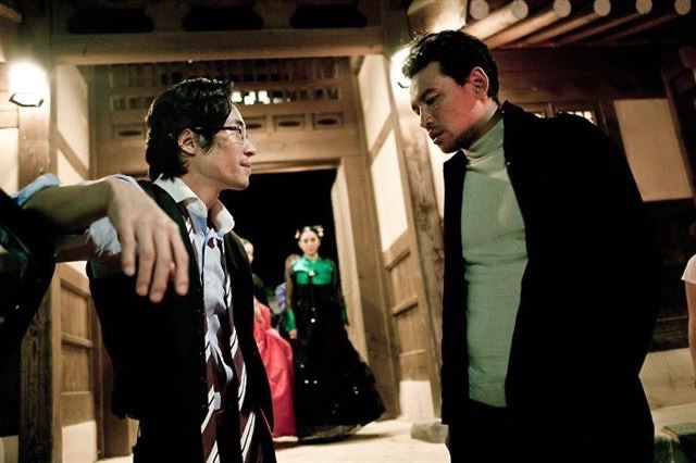 영화 《부당거래》에서 형사와 검사, 두 남자가 권력과 이익을 두고 팽팽히 대립하는 장면. 겉으론 웃지만 속으론 계산기부터 두드리는 한국 사회의 단면을 보여준다.