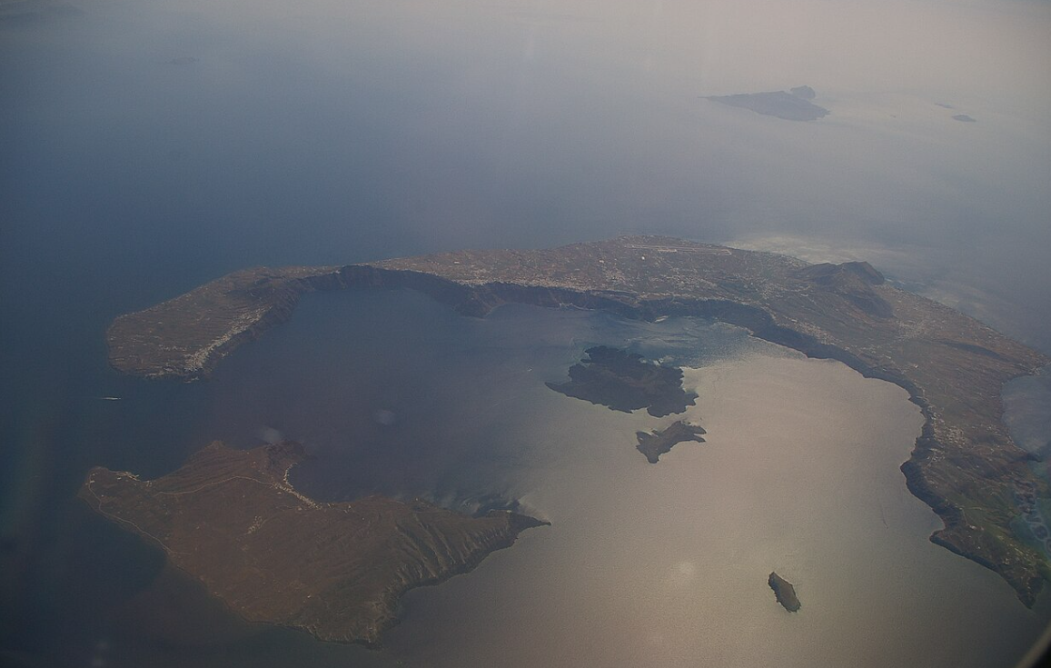 산토리니 화산의 전경을 하늘에서 찍은 사진
